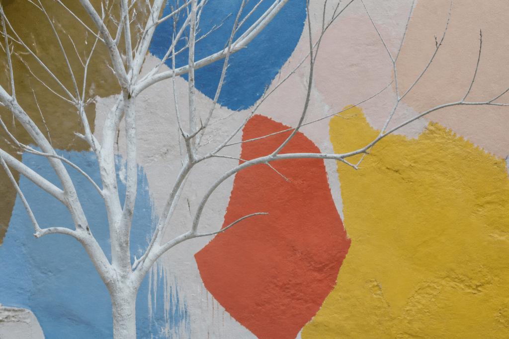 Branches peintes en blanc et couleurs vives sur mur
