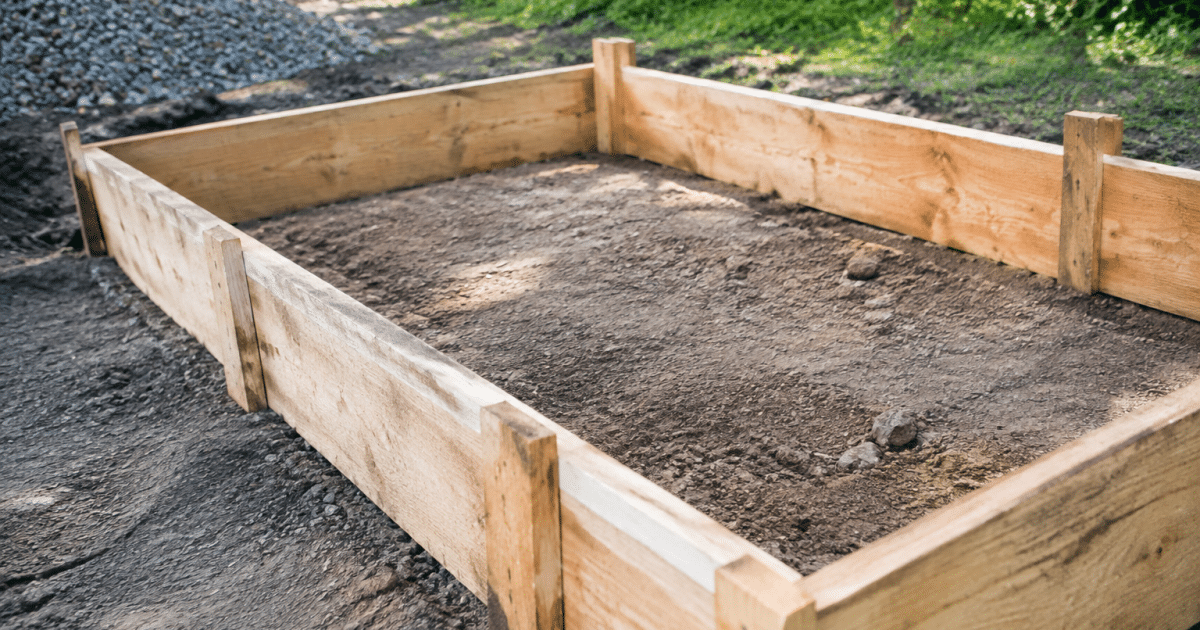 Planches bois assemblees formant cadre rectangular pour beton
