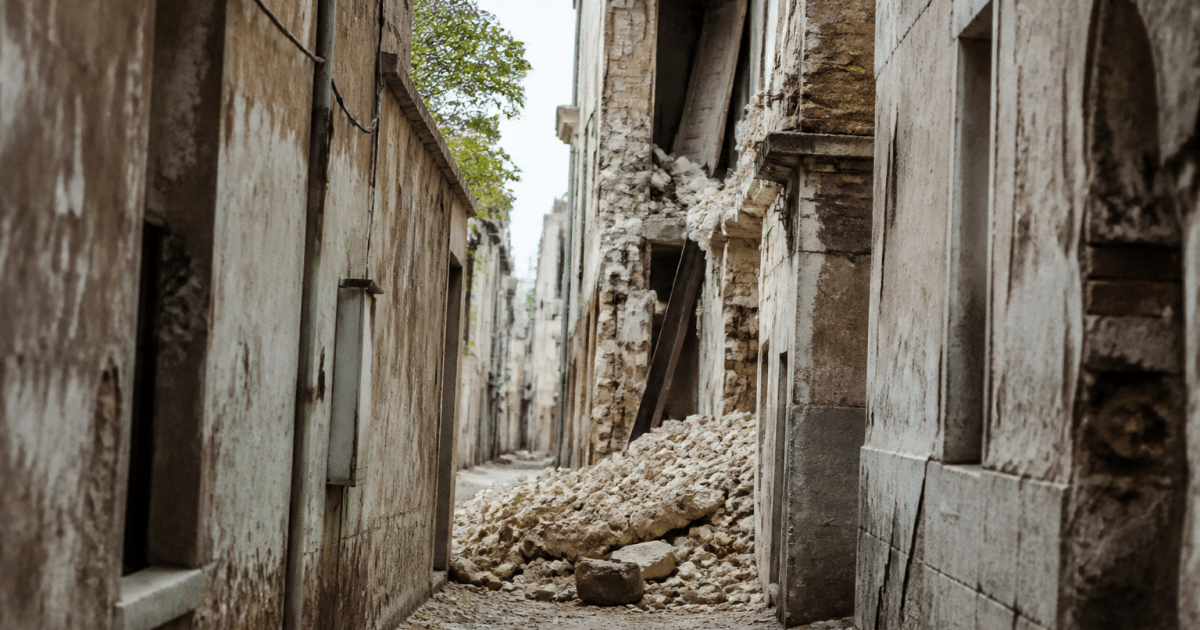 Rues étroites avec bâtiments délabres et panneaux d'avertissement visibles