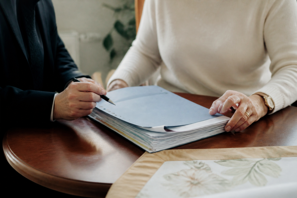 Dossier succession ouvert affichant papiers et signatures