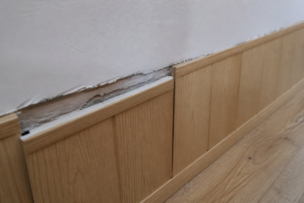 Lambris bois se detache fissure mur fixation insuffisante