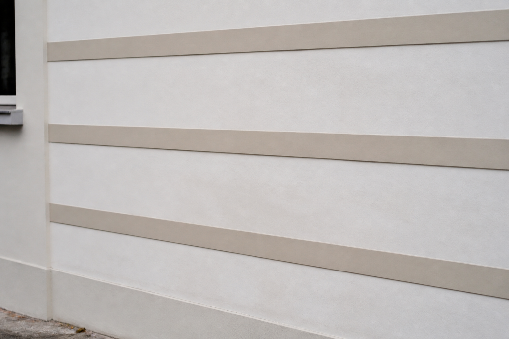 Mur blanc recouvert bandes peinture appliquees lisses