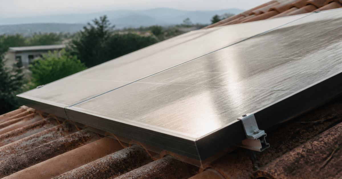 Panneau solaire incline sur toit exposant surface brillante usee