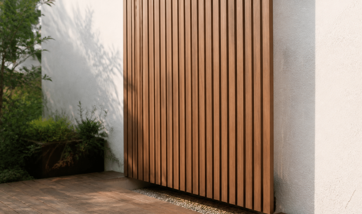 Unite exterieure climatisation dissimilee derriere panneau bois vertical