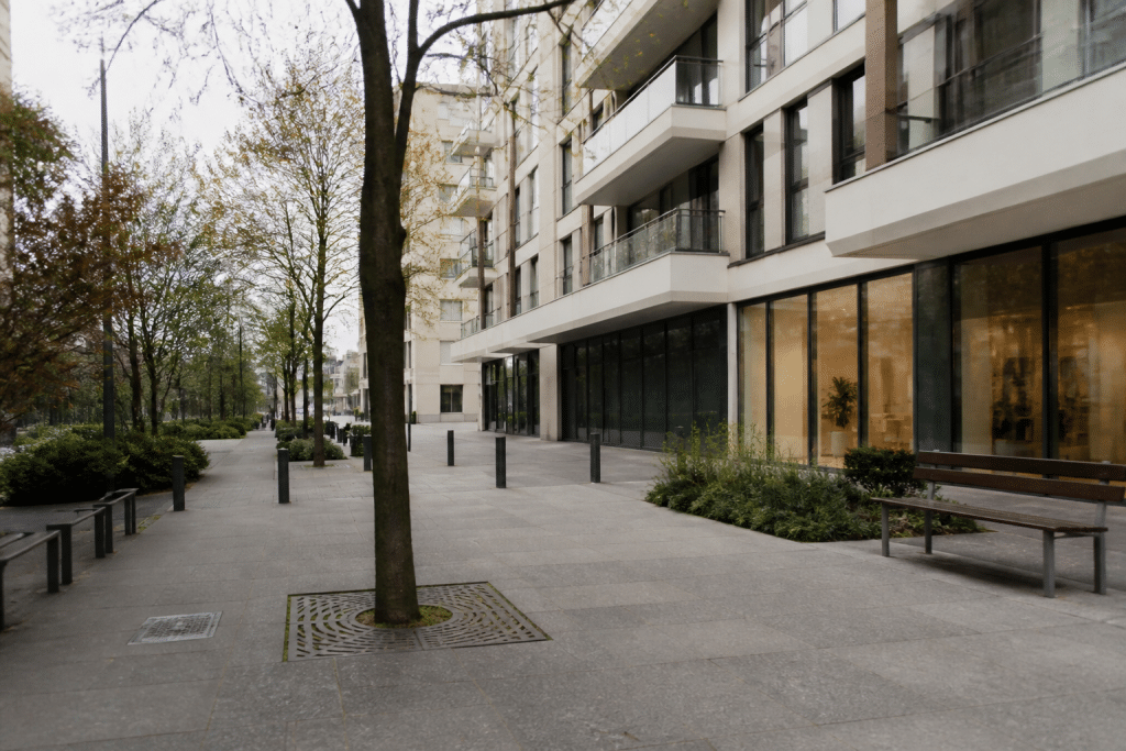 Quartier urbain avec immeubles résidentiels et zones commerciales délimitées