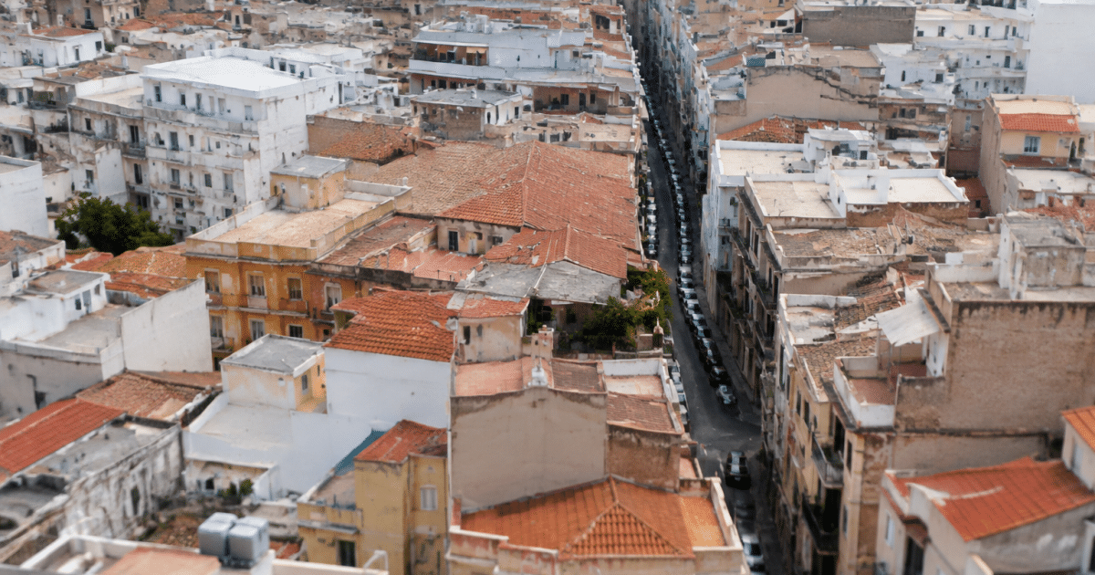Vue aerienne de quartiers urbains densement construits avec routes etroites