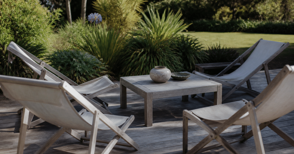 Salon de jardin avec chaises longues entourant table basse