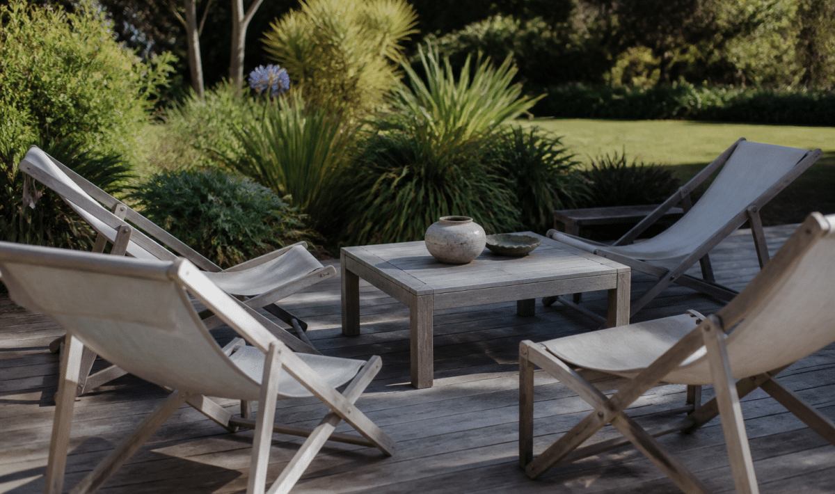 Salon de jardin avec chaises longues entourant table basse
