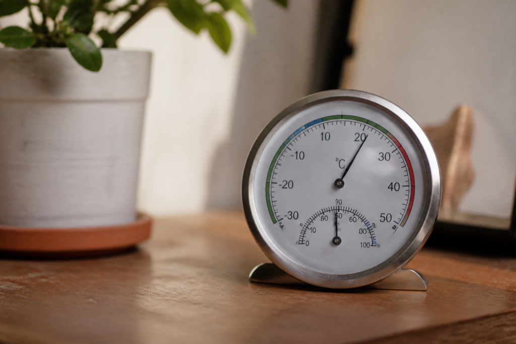 Thermometre et hygrometre affichant conditions climatiques d'une piece