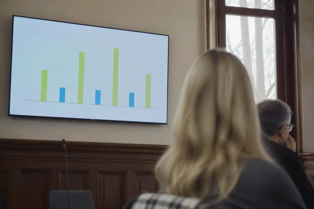 Ecran affichant un graphique statistique dans une mairie