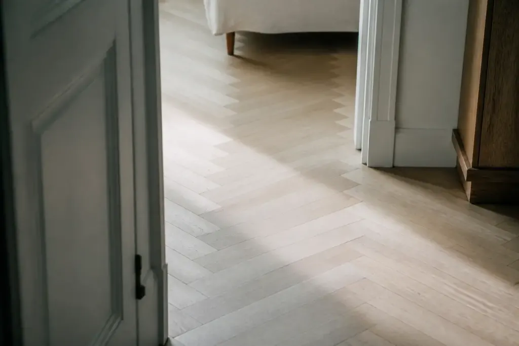 Lames claires disposees en zigzag sur un sol lumineux