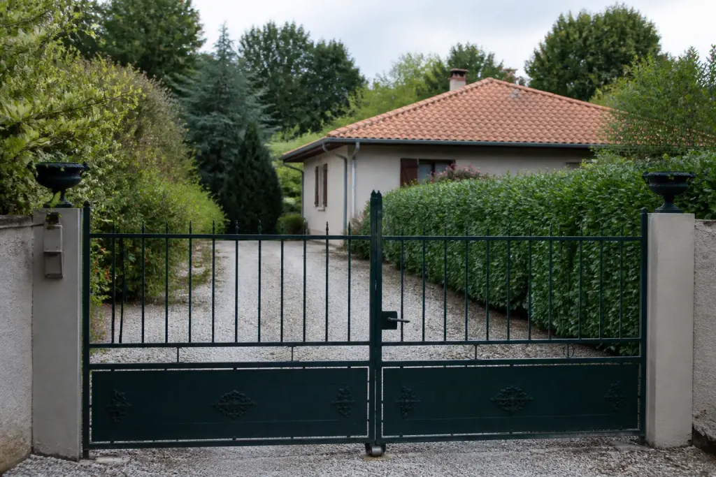 Maison pavillonnaire isolee avec portail metallique et allee gravillonnee
