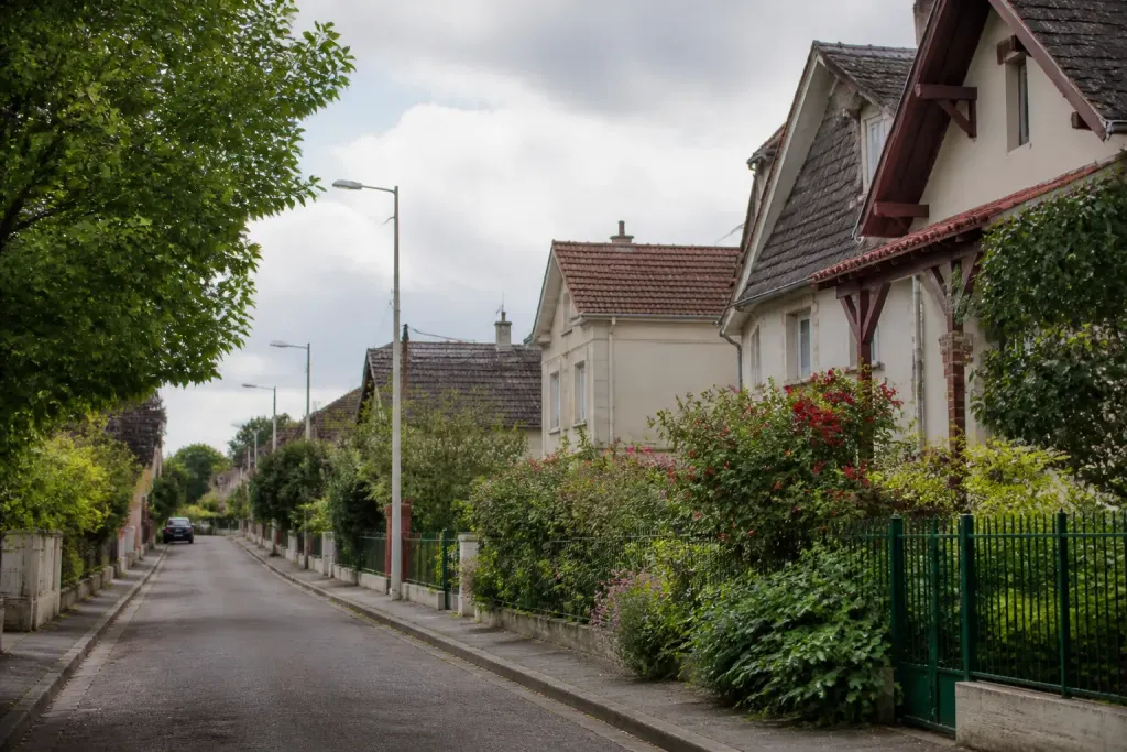 Rue calme bordee de pavillons et jardins fleuris