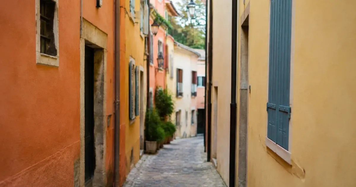 Ruelle etroite du centre ancien avec facades colorees