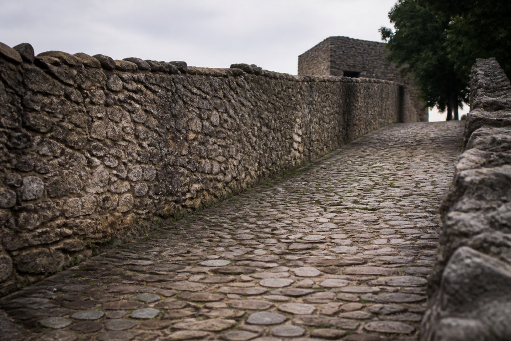Rues pavees montantes remparts pierre vieille ville