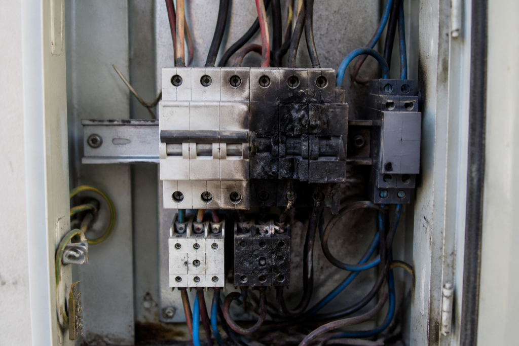Tableau electrique ouvert contacteur jour nuit brule